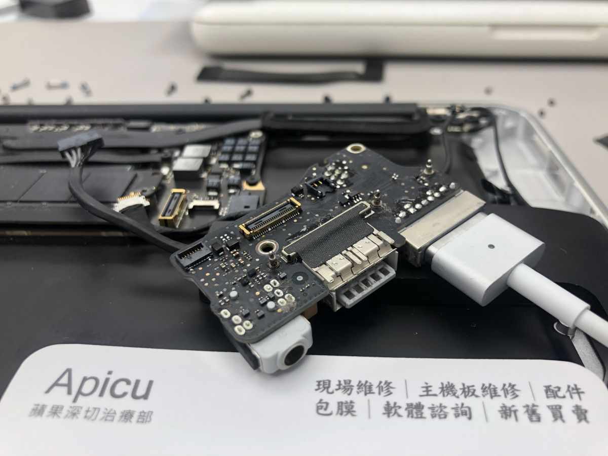 MacBook Air 充電主板